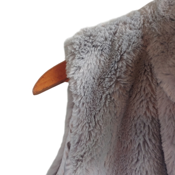 Carmin Women's Gray Faux Fur Vest - Size Large, Soft and Stylish - Picture 2 of 10